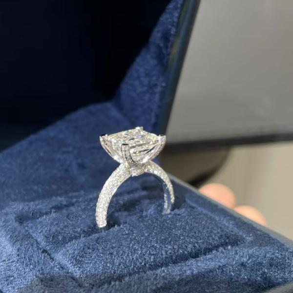 18k gold lab grown princess shape diamond ring
