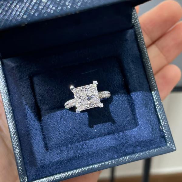 18k gold lab grown princess shape diamond ring