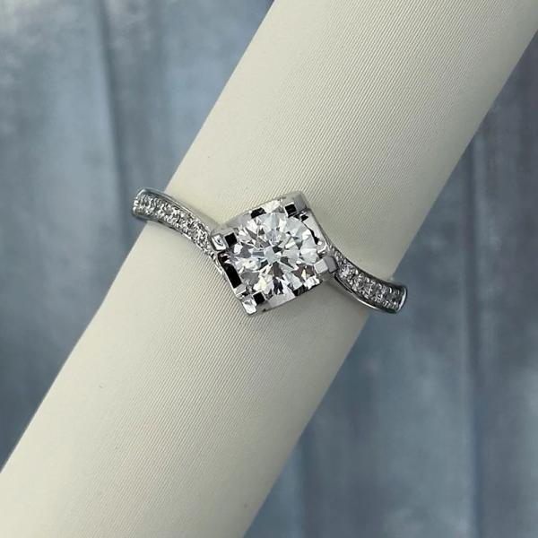 18k gold lab grown bull head diamond ring