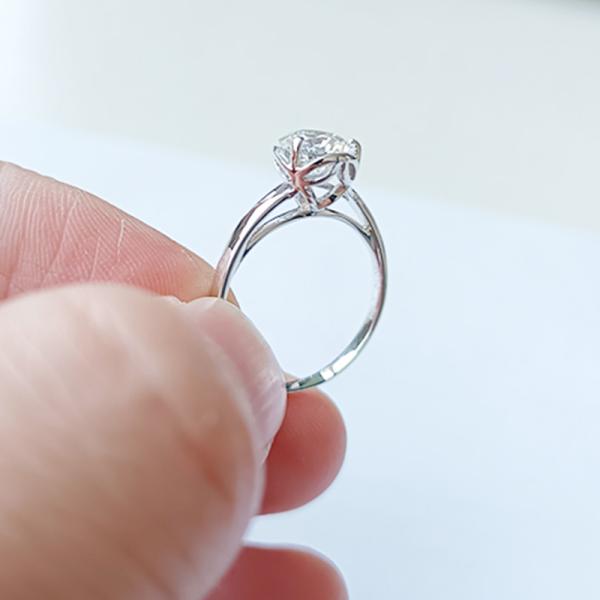 18k gold lab three claw diamond ring