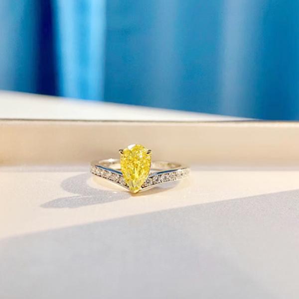 18k gold lab grown pear shape diamond ring for girl