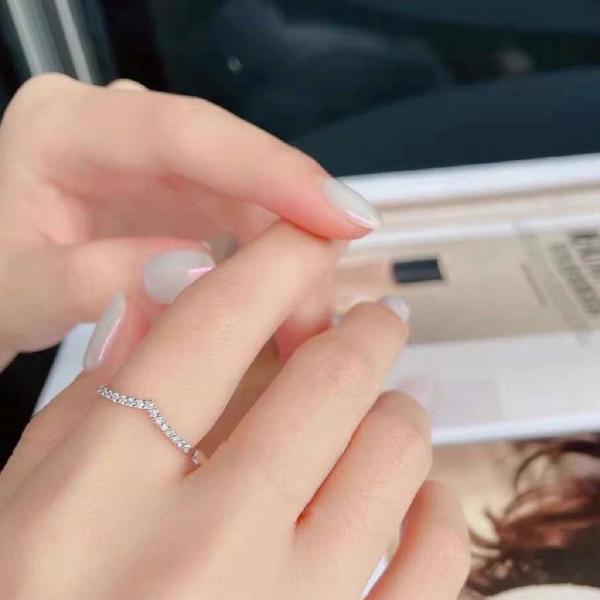 Lab-grown diamond  V-shaped stud rings
