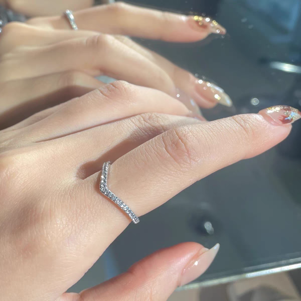 Lab-grown diamond  V-shaped stud rings